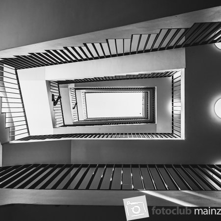 2024 Ausflug ins Staatstheater Mainz - Jutta Wirthl: "Upstairs"